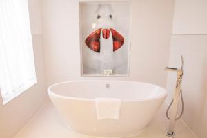 唐克斯特经典英国唐卡斯特伯爵酒店的白色浴室设有白色浴缸,配有图片