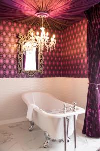 唐克斯特经典英国唐卡斯特伯爵酒店的带浴缸和吊灯的浴室