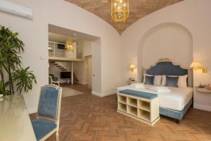 罗马罗马米尔顿酒店的一间卧室配有一张特大号床和一把椅子