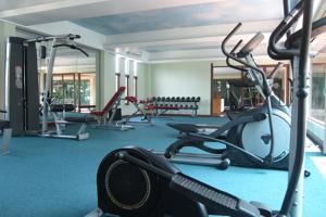 梅尔皮姆美品度假酒店的健身房设有数台跑步机和健身自行车