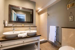 Claygate弗利酒店的浴室设有2个水槽和镜子