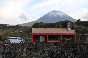 Santa LuziaAdega Fraga的一座山,在一座建筑前停有车