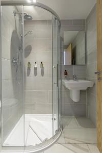 爱丁堡Destiny Scotland - Royal Mile Residence的带淋浴和盥洗盆的浴室