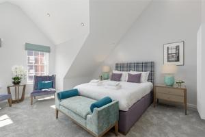 爱丁堡Destiny Scotland - Royal Mile Residence的一间卧室配有一张大床和一把椅子