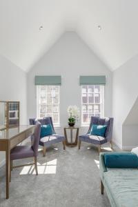 爱丁堡Destiny Scotland - Royal Mile Residence的客厅配有蓝色椅子和书桌