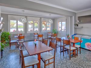 Cornellá de TerriHostal Mas Ferrer的用餐室配有桌椅和1张床