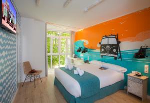 圣塞瓦斯蒂安Casual de las Olas San Sebastián的一间卧室配有一张带橙色墙壁的大床