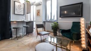 米兰Italianway - Garigliano 4 Flat的客厅配有沙发、椅子和电视