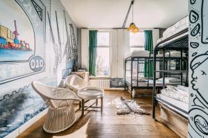 鹿特丹金刚旅舍的客房设有双层床和桌椅。