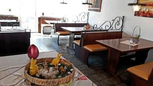 巴门塔尔厄尔森塔尔酒店的一间带桌椅的餐厅以及一间以客房为中心的餐厅。