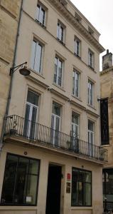 波尔多Hotel Bleu de Mer的旁边带阳台的建筑