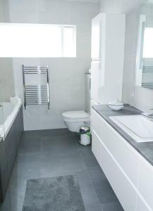 雷克雅未克Sogavegur 103的白色的浴室设有水槽和卫生间。