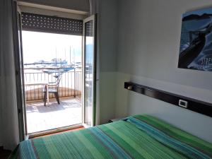 莱萨卡普里酒店的一间卧室设有一张床,享有阳台的景色