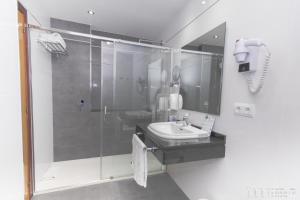 桑亨霍那宁海滩Spa酒店的带淋浴和盥洗盆的浴室