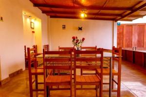 洛维托斯Mangata的一间带桌椅和鲜花的用餐室