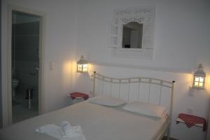 皮特斯迪亚Olympias Studio "Pitsidia"的一张带两个枕头和镜子的白色床