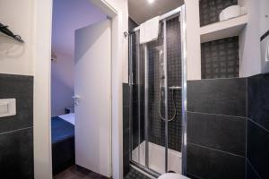 巴多利诺B City Hotel的带淋浴的浴室和玻璃门