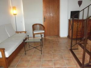 圣埃乌拉利亚埃科萨尔科乡村民宿的配有床和椅子的房间以及楼梯