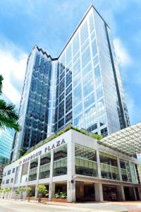 香港北角海逸酒店的大楼前方的一座大型玻璃建筑