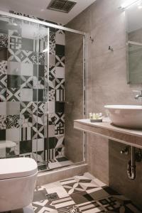 约阿尼纳肯翠康酒店的浴室配有卫生间、盥洗盆和淋浴。