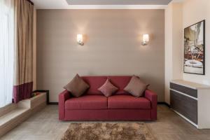 马马亚新辉煌酒店及Spa - 仅限成人（16岁以上）的一间客厅,客厅里设有红色沙发