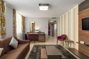 马马亚Splendid Conference & Spa Hotel – Adults Only的客厅配有沙发和桌子
