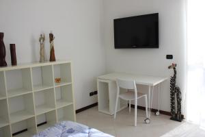 雷焦卡拉布里亚A Casa di Marcy的客房设有书桌和墙上的电视