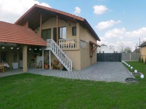 Sînnicolau MareCasa Sannicolau的房屋设有通往庭院的楼梯