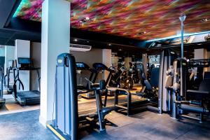 Matfen马特芬霍尔高尔夫及Spa酒店的健身房设有跑步机和色彩缤纷的天花板