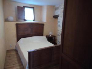 Cruismaison de village的一间小卧室,配有床和窗户