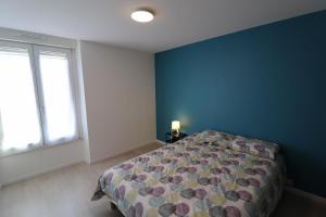 埃皮纳勒Le choix du Prince的一间卧室设有一张床和蓝色的墙壁