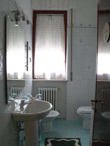 苏尔莫纳B&B La Vittoria的一间带水槽和卫生间的浴室