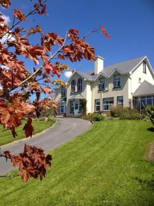 利敦瓦纳Apartments at Ballinsheen House & Gardens的一座带车道的大型白色房屋