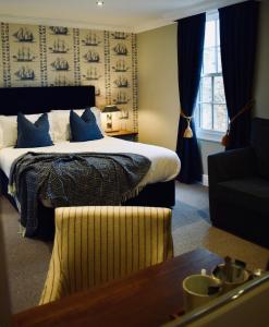 达灵顿The Devonport的酒店客房,配有床和沙发