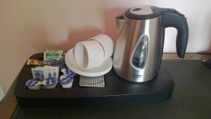 Ballymote府庙乡村别墅的配有咖啡壶和烤面包机的柜台