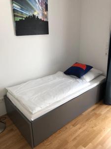 慕尼黑My room serviced apartment-Messe的卧室内的一张床铺,墙上挂着一幅画