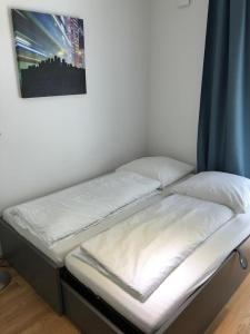 慕尼黑My room serviced apartment-Messe的墙上照片的一张床位