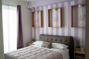 扎费拉纳-埃特内阿Anna & Alfredo bed and breakfast的一间卧室设有一张带条纹墙的大床