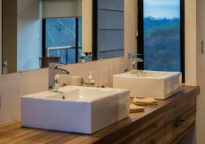 塔马林多Pacific Kalokairi - Adults Only的浴室设有白色水槽和镜子