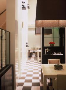 拉斯维加斯MGM格兰德天空公寓酒店的客厅设有 ⁇ 格地板