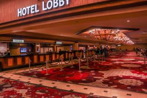 拉斯维加斯神剑大酒店的酒店大堂铺有大红地毯