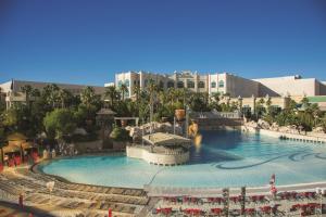 拉斯维加斯曼德勒海湾酒店的一座大型游泳池,位于一座拥有建筑背景的度假村内