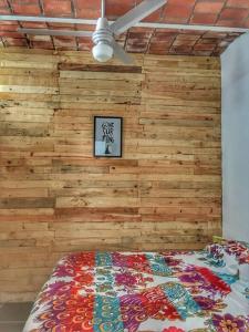 萨尤利塔Apartamento Areca #的一间卧室设有木墙和床