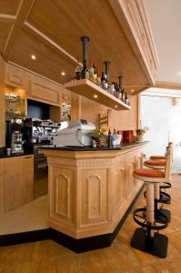 圣贝纳迪诺圣贝纳迪诺公寓式酒店的厨房设有大木岛和凳子