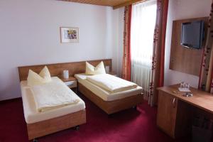 佩格尼茨佩格尼茨拉特斯图伯酒店的酒店客房设有两张床和电视。