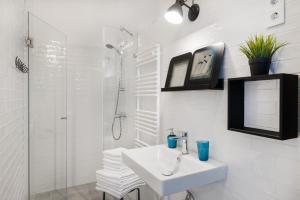 布达佩斯卡玛精品公寓酒店的白色的浴室设有水槽和淋浴。