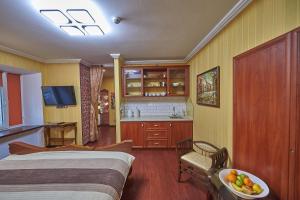 利沃夫Quarter (25)的一间卧室配有一张床,桌上放着一碗水果
