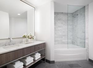 洛杉矶AKA比佛利山庄酒店的一间带水槽和淋浴的浴室
