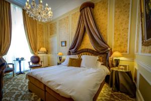 布鲁日历史休闲和城堡酒店的一间卧室配有一张带天蓬的大床