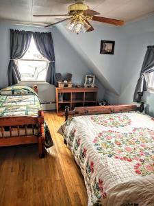 圣安东尼Three Bears Inn的一间卧室设有两张床和窗户。
